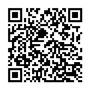 同样的在祭台周围的那些柱子的上方也都有一些大大小小的凹槽二维码生成