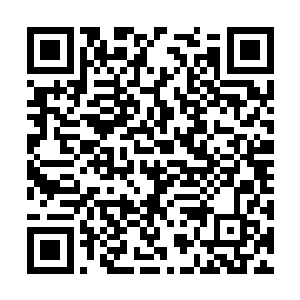 后面被故事感动得哭出来的大婶们上前推开男人们二维码生成