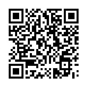 向前微倾身在男子的嘴角印下浅浅的一吻二维码生成