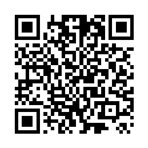 向婉帮丈夫把脖子上缠上条棉质围巾二维码生成