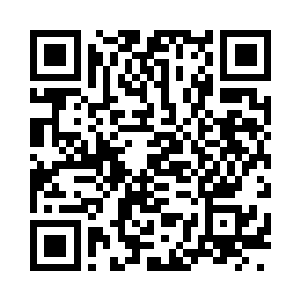 向着马特拉齐的背影出示了一张黄牌二维码生成