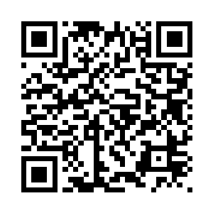 呆呆地看着刚刚吻住了她嘴唇的我二维码生成