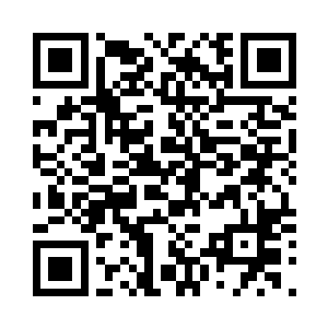 周围人群对着猪笼里的两人咒骂不已二维码生成