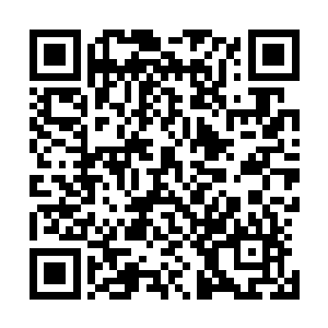 周围墙壁上有着精美的有着很多不同姿态的女人背影的浮雕二维码生成