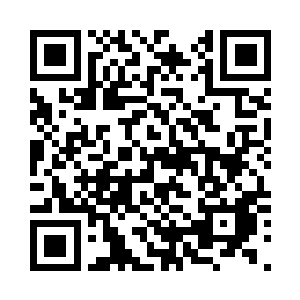 周泰将双手分别搭在了两人的肩膀上二维码生成