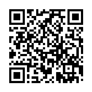 周菁正在跟着祝梅学着电脑动画的制作二维码生成