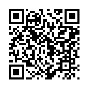 唐卡目不转睛看着宣传广告中的俊男美女拥吻二维码生成