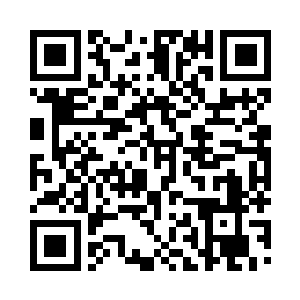 唐慕馨抱着被染成熊猫模样的松狮小小白二维码生成