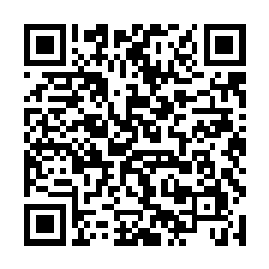 唐玥抬眸看着身边睡的安适唇角挂着笑意的俊美男子二维码生成