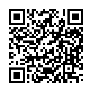 喝茶的时候也是眯缝着自己的眼睛二维码生成