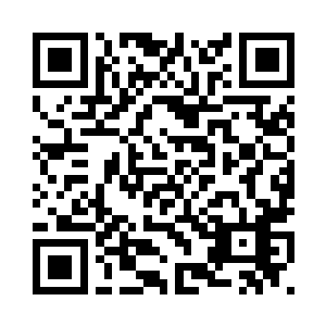 四个人的脸上还残留着惊讶的表情二维码生成