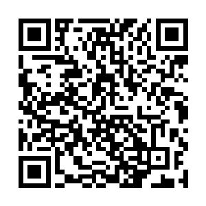 四道光柱忽然从两侧扶手上雕刻的龙首眼睛中射出来二维码生成