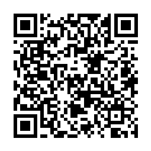 因为他居然看到那年轻男人手里还握着一把黑黝黝手枪二维码生成