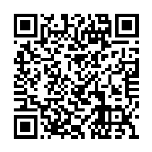 因为他已经在办公室里的挂在墙壁之上的钟表里二维码生成