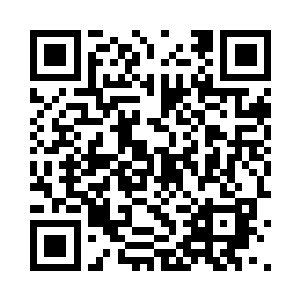 因为在这两个服务员的身前摆放着一个大箱子二维码生成