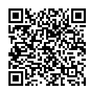 因为最后时刻输掉比赛的加雷斯・贝尔有些沮丧地经过二维码生成