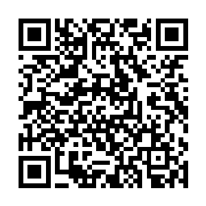 因为这里有仪器对刚才拿回来的化妆品成分进行分析二维码生成