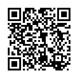 在一幢商场大楼的门口挤满了密密麻麻的人群二维码生成