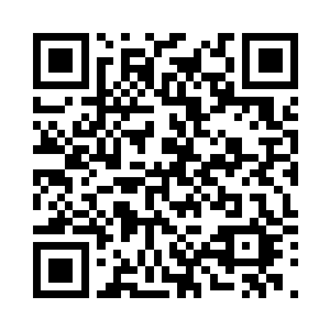 在中间上首的位置坐着一个黄衫青年二维码生成