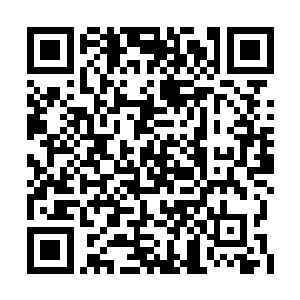 在他们右手边的位置有着一群穿着白色衣服的人二维码生成