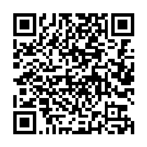 在另外一名法兰克福的中后卫普尔季茨伸脚断球的瞬间二维码生成