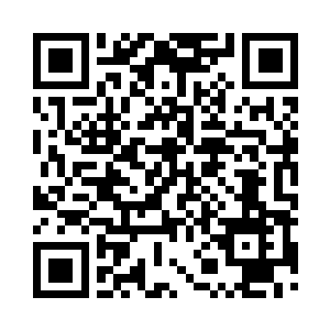 在外面观看的百姓也都纷纷注视到了这边二维码生成