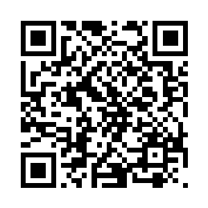 在大殿中间的地板上形成一条条长长的光带二维码生成