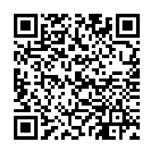 在她没有涂抹口红却鲜艳娇红的小巧嘴唇上吻了一下二维码生成