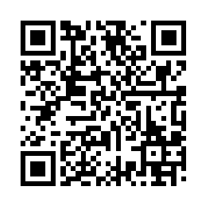 在她的手臂上还缠绕着我给她绑好的白纱二维码生成