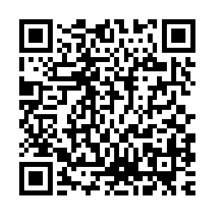 在客厅一边小酌一边听着刚刚来到家里的市府大秘陈峰汇报工作二维码生成
