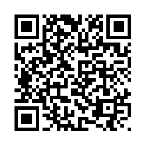 在家里的空屋子里练习挥刀的动作二维码生成