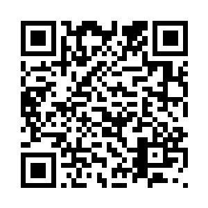 在小区附近的水果摊上挑选水果时二维码生成