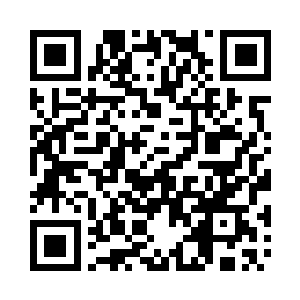 在掉地的手机辅助灯的微弱光线映照下二维码生成