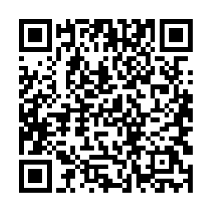 在放着黑色笔记本和现金的房间里安了一套监控设备二维码生成