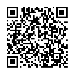 在旁边等着的几位年轻女同志过来请粟明俊和侯卫东跳舞二维码生成