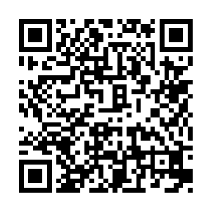 在最中央好似有着一个缩小了无数倍的男子身影二维码生成