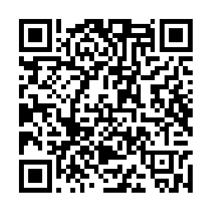 在灵堂的一边有几位妇女正拿着一堆衣物一边哭泣二维码生成