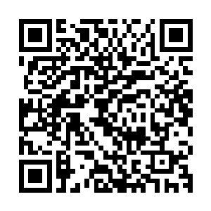 在离契夫里村几公里外的一处小山山顶上一个光秃秃的巨石边上二维码生成