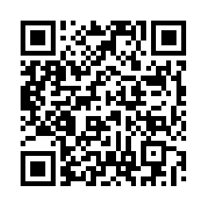 在落地镜子前比把婚纱比在自己的身前二维码生成