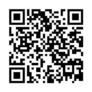 在费楚雄的另一侧还挽着一个年轻女人二维码生成