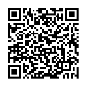 在这临近高考的节骨眼突然看到一个男人捧着一束花二维码生成