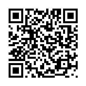 在远处的一张桌子上坐着三个修士二维码生成