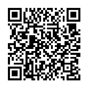 在铜钟的四侧则是有着数百位和尚盘腿坐在那里二维码生成