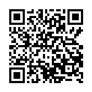 地上的士兵们仰头看着天空中的机械战士二维码生成