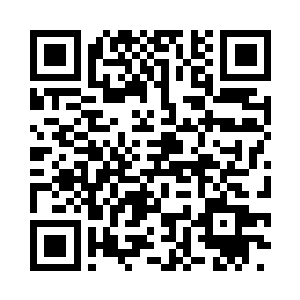 坐在屋边闲聊的老农手上拿着旱烟杆二维码生成