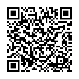 坐在或大或小活干净活杂乱的露天的美食广场上二维码生成