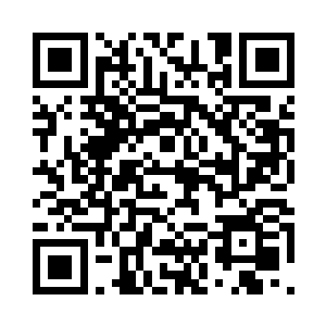 坐在正中位置的一名身材略胖的老者二维码生成