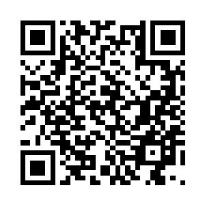 垂眸盯着手中水杯里浮浮沉沉的茶叶二维码生成