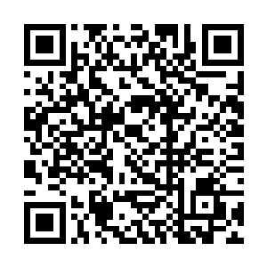 城墙上的一个女孩儿身上同样爆发出璀璨的七彩光辉二维码生成