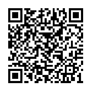 堵住小秋的这两个人好像是又朝小秋靠近了过去二维码生成